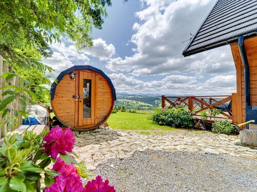 Beautiful private villa for 7 guests with WIFI, TV, patio and pets allowed