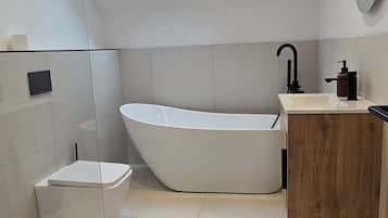 Dusche, Haartrockner, Handtücher, Toilettenpapier