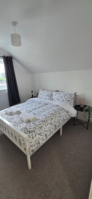 4 bedrooms, iron/ironing board, WiFi, bed sheets