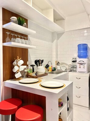 Fridge, oven, stovetop, cookware/dishes/utensils