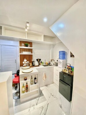 Fridge, oven, stovetop, cookware/dishes/utensils