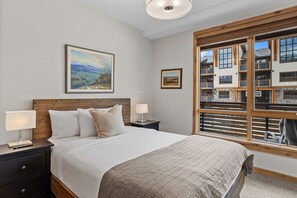 2 عدّة غرف نوم ومكواة/لوح كي وسرير سفر وواي فاي