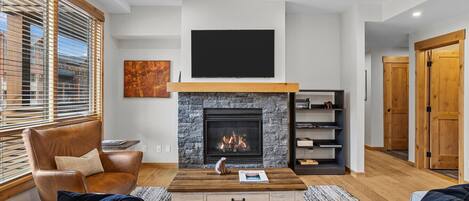 Smart TV y chimenea