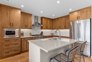 Geladeira, micro-ondas, fogão, cooktop