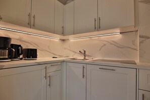 Kühlschrank, Mikrowelle, Herdplatte, Geschirrspüler