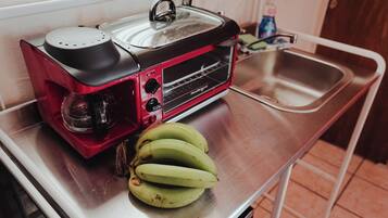 Fridge, microwave, oven, coffee/tea maker