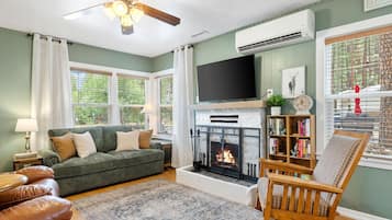 Una Smart TV, una chimenea
