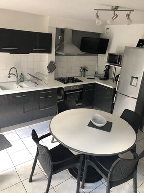 Een microgolfoven, een oven, een vaatwasser