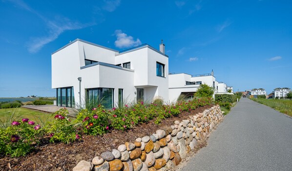 Exterior - Villa Maparenii - water view, Finnish sauna, roof terrace, e-charging station (Olpenitz)