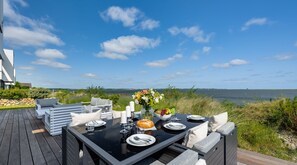 Outdoor dining - Villa Maparenii - water view, Finnish sauna, roof terrace, e-charging station (Olpenitz)