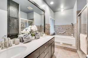 Shower, jetted tub, hair dryer, towels - Scenic, Spacious Riverside Retreat | Ropeyarn (Deltaville)