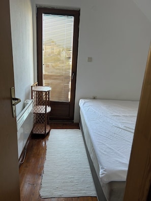 Tabla de planchar con plancha, wifi y ropa de cama