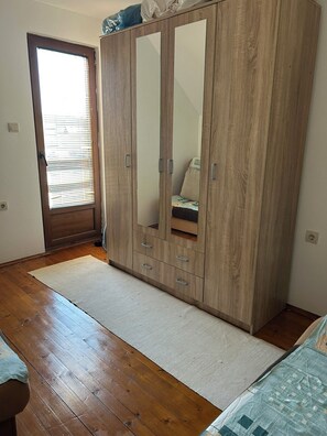 2 habitaciones, tabla de planchar con plancha, wifi y ropa de cama 