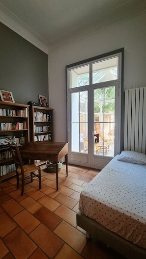 5 chambres, fer et planche à repasser, Wi-Fi, draps fournis