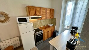 Kylskåp, mikrovågsugn, ugn och spishäll
