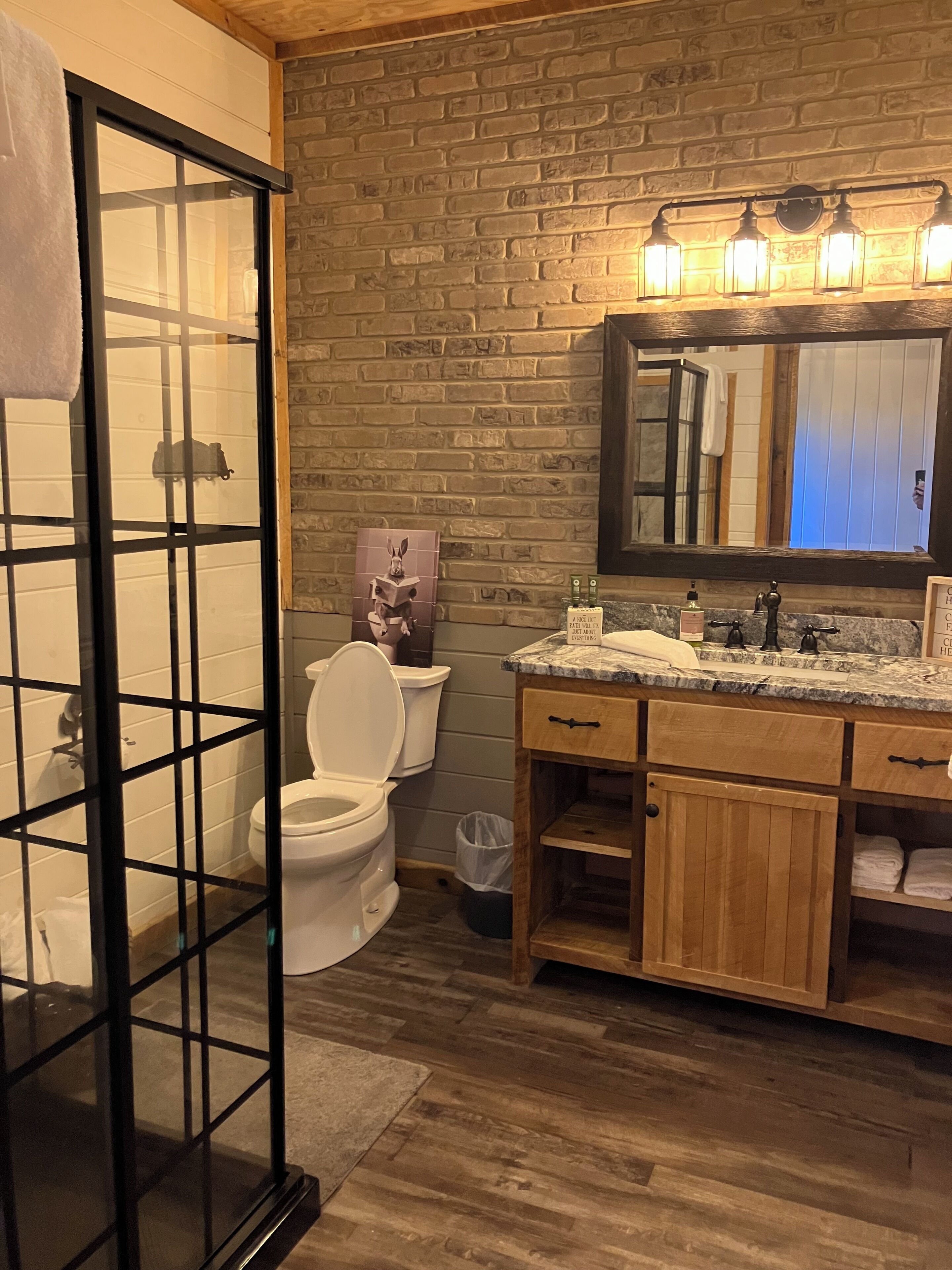 Hårtørrer, håndklæder, Sæbe, Toiletpapir