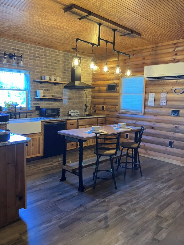 Fridge, microwave, stovetop, dishwasher - Charming Llama villa at a Llama Farm with beautiful Mountain Views and Sun views (Chuckey)