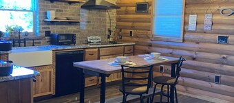 Charming Llama villa at a Llama Farm with beautiful Mountain Views and Sun views