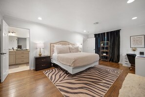 3 Schlafzimmer, Schreibtisch, Bügeleisen/Bügelbrett, Reisekinderbett