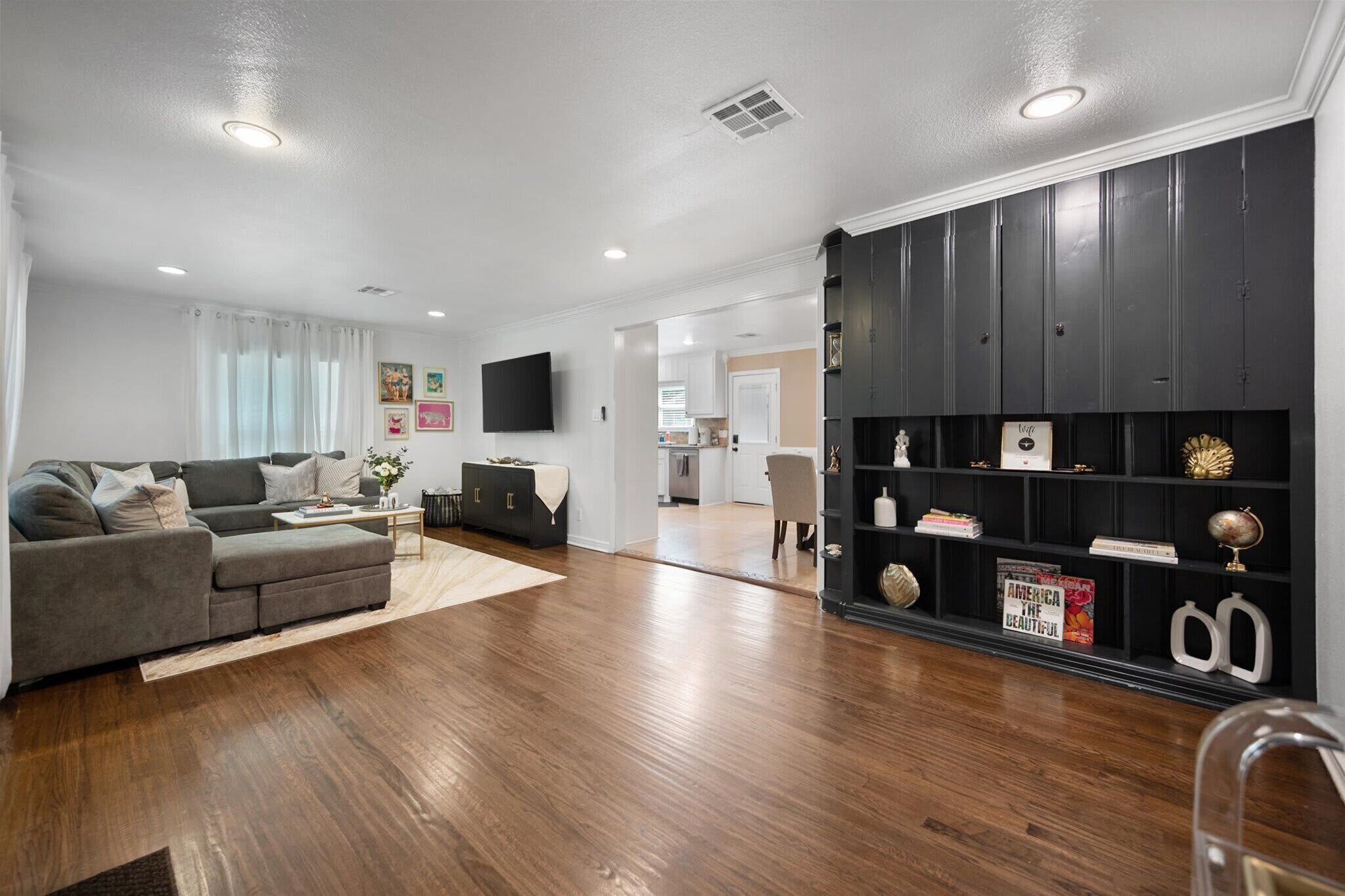 Televisión, libros y oficina 