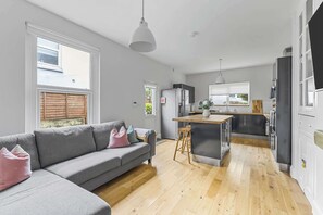 Televisión y oficina 