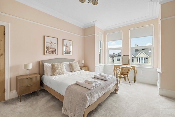 5 bedrooms, desk, iron/ironing board, WiFi