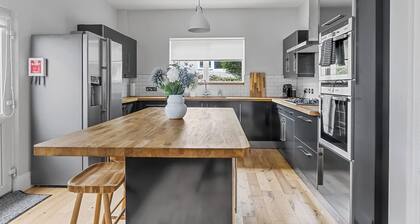 Spacious & Stylish 5-bedroom Edwardian Townhouse in Plymouth