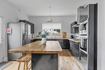 Spacious & Stylish 5-bedroom Edwardian Townhouse in Plymouth