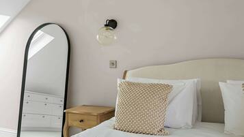 5 bedrooms, desk, iron/ironing board, WiFi