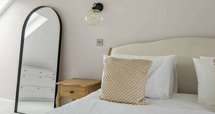 Spacious & Stylish 5-bedroom Edwardian Townhouse in Plymouth