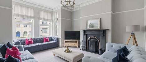 Una televisión, una oficina