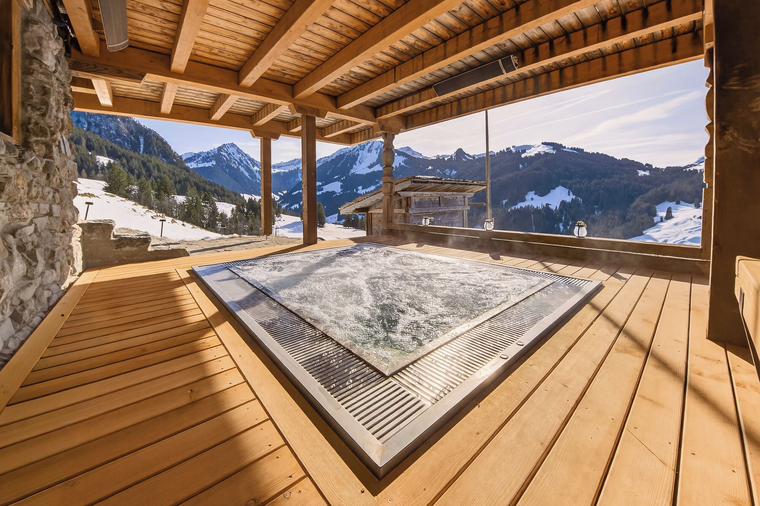 Outdoor spa tub