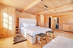 5 bedrooms, iron/ironing board, WiFi, bed sheets