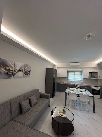 Smart TV. Charming 2-bedroom house with WiFi and AC in lovely Arfara