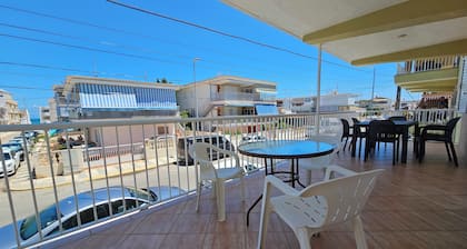 Apartment with terrace near the sea