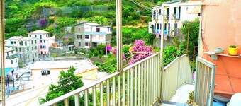 Cozy apartment with sea view terrace in the heart of 5 terre