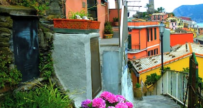 Cozy apartment with sea view terrace in the heart of 5 terre