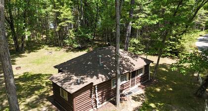 The Hideout - Cute, Peaceful, and Dog-Friendly Rustic Cabin on Au Sable River