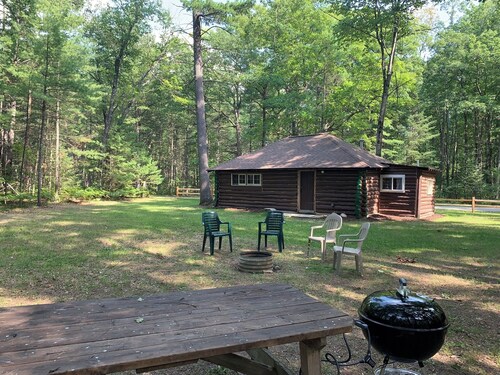 The Hideout - Cute, Peaceful, and Dog-Friendly Rustic Cabin on Au Sable River