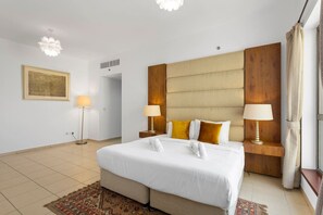 3 habitaciones, escritorio y tabla de planchar con plancha 