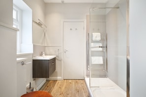 Douche, sèche-cheveux, serviettes fournies