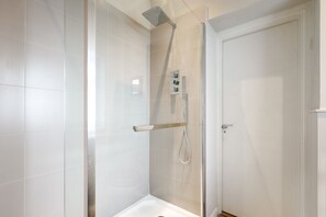 Douche, sèche-cheveux, serviettes fournies