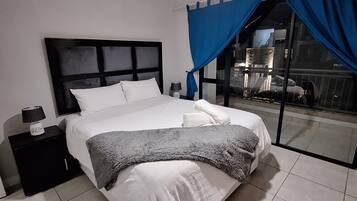 1 dormitorio, escritorio, tabla de planchar con plancha y wifi