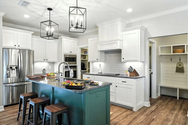 Jääkaappi, mikroaaltouuni, uuni, liesi