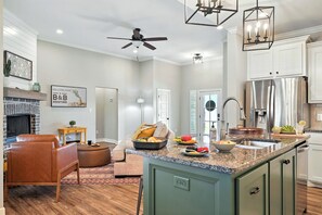 Televisor intel·ligent i llibres 