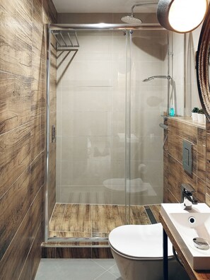 Dusj, hårføner, bidé og håndklær