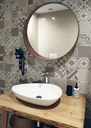 Shower, hair dryer, bidet, towels