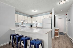 Kylskåp, mikrovågsugn, ugn och spishäll