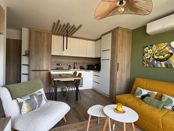 TV - Stunning Type 2 renovated 2025, air-conditioned, parking in Aix-les-Bains (Aix-les-Bains)