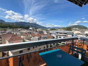 Outdoor dining - Stunning Type 2 renovated 2025, air-conditioned, parking in Aix-les-Bains (Aix-les-Bains)